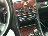 Фотография установки магнитолы Alpine CDE-112Ri в Mercedes CLK