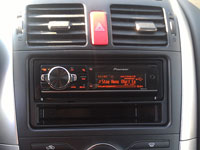 Фотография установки магнитолы Pioneer DEH-80PRS в Toyota Auris